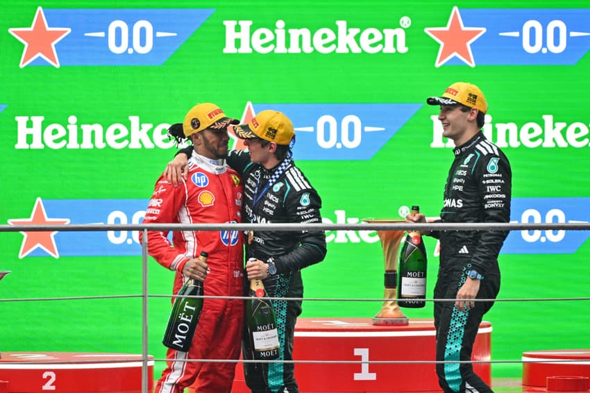 Pódio do GP da China na F1 2026 (Foto: Hector RETAMAL / AFP)