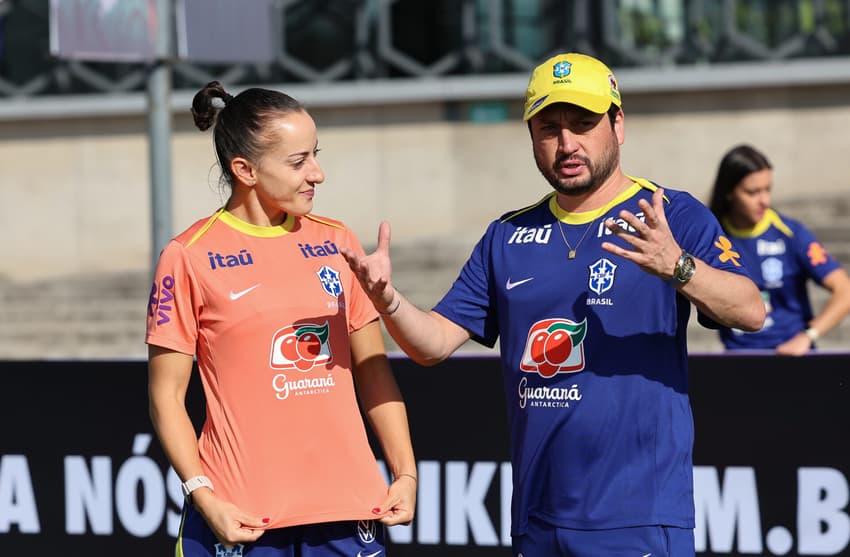 Arthur Elias conversa com Luana durante treino da Seleção Brasileira. (Foto: Lívia Villas Boas/CBF)