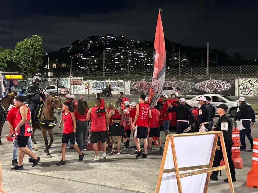 Polícia orienta flamenguistas em protesto na chegada do time ao Maracanã (Foto: Lucas Bayer/Lance!)