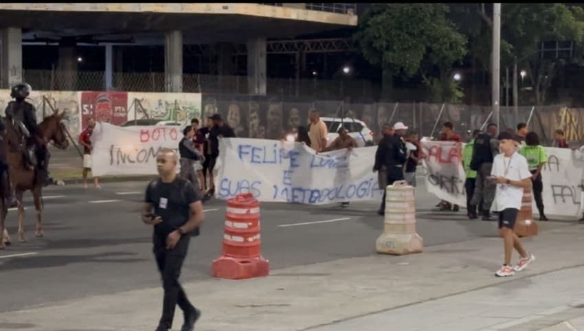 Faixas da torcida do Flamengo em protesto à má fase do time (Foto: Lucas Bayer/Lance!)