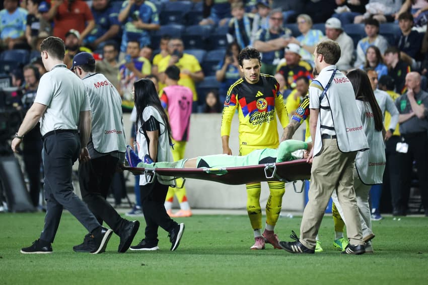 Ángel Malagón deixa o campo lesionado durante partida entre América e Philadelphia Union no Subaru Park, pela Copa dos Campeões da Concacaf (Foto: Isaiah Vazquez/AFP)