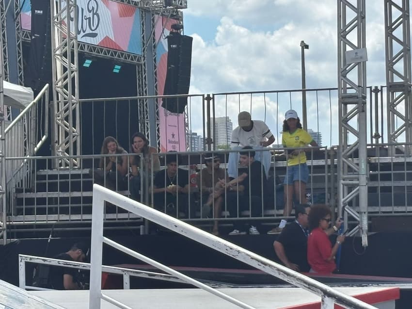 Rayssa Leal na arquibancada do Mundial de Skate (Foto: Beatriz Pinheiro/ Lance!)