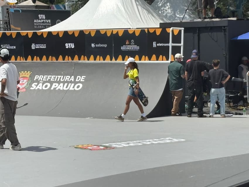 Rayssa Leal vai para o aquecimento do Mundial (Foto: Beatriz Pinheiro/ Lance!)