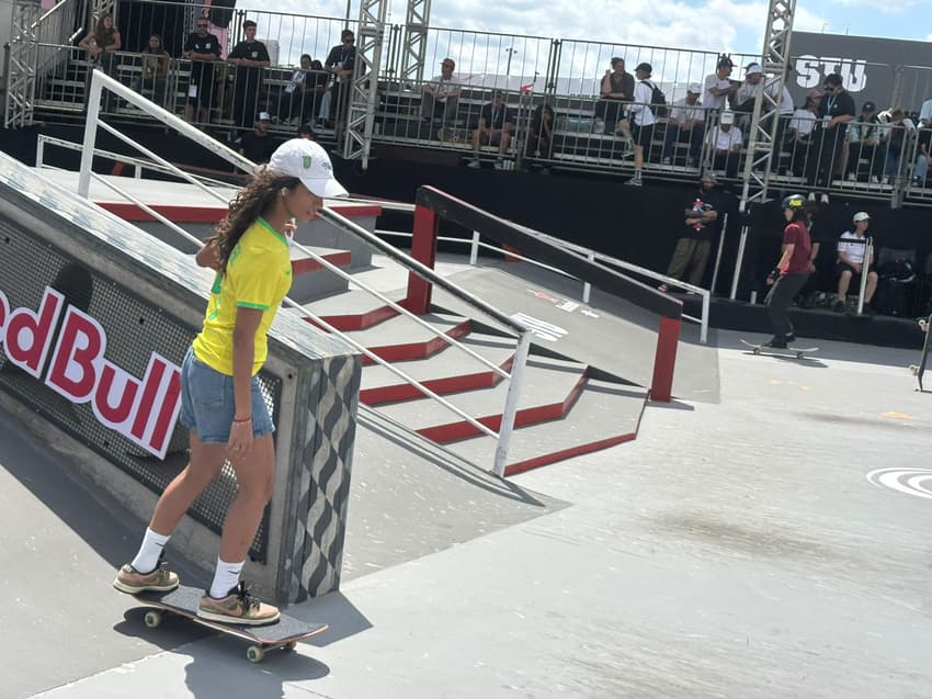 Rayssa Leal vai para o aquecimento do Mundial (Foto: Beatriz Pinheiro/ Lance!)