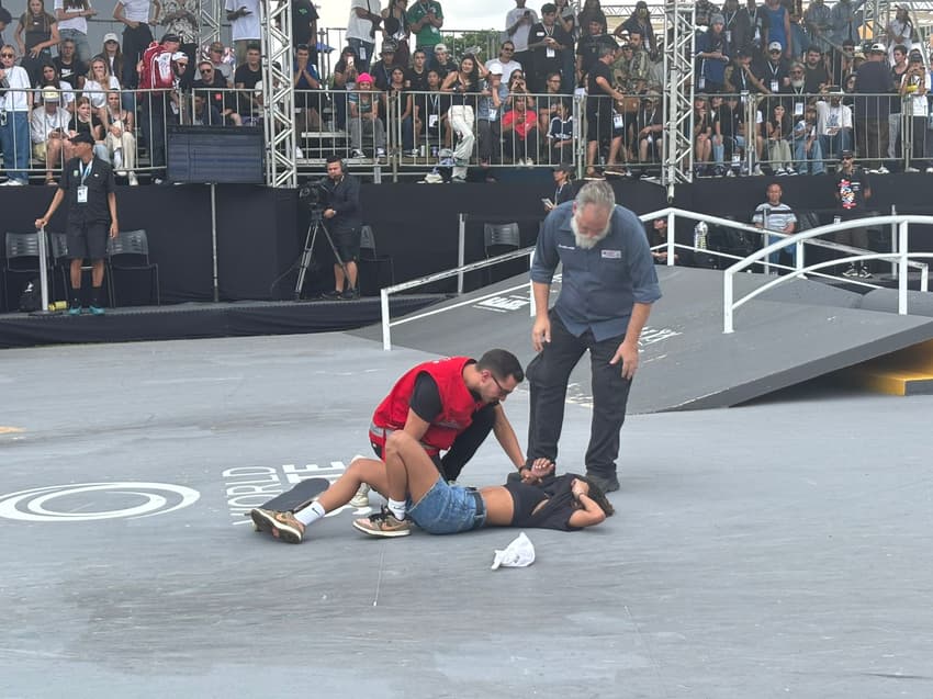 Rayssa Leal recebe atendimento médico (Foto: Beatriz Pinheiro)