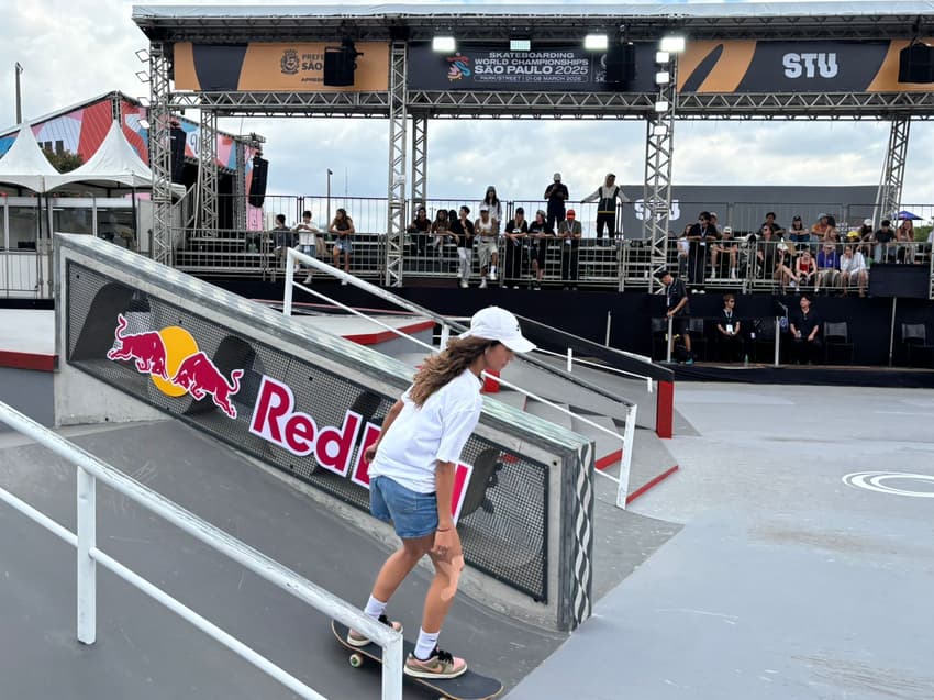 Rayssa Leal em aquecimento para o street do Mundial de Skate (Foto: Beatriz Pinheiro/Lance!)