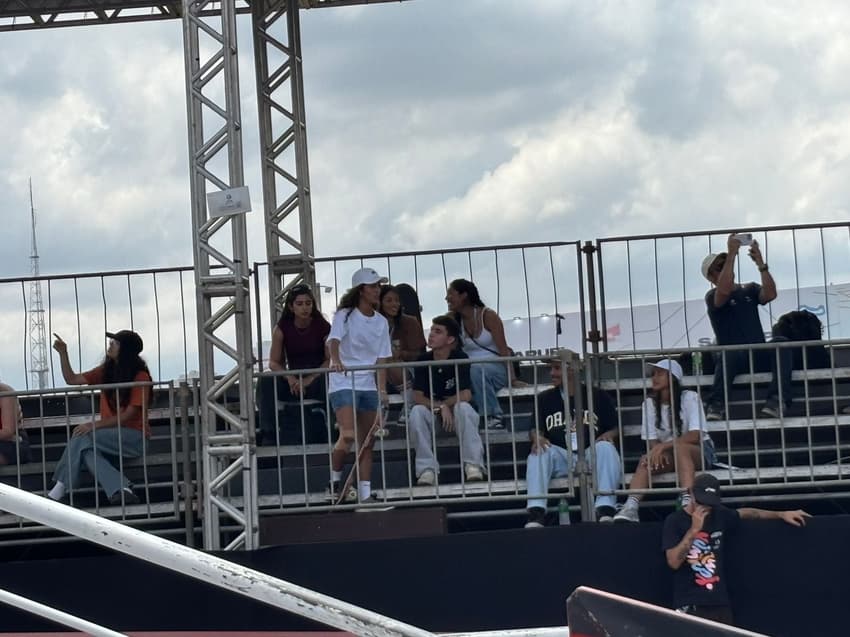 Rayssa Leal chegou e espera sua bateria no street do Mundial de Skate (Foto: Beatriz Pinheiro/Lance!)