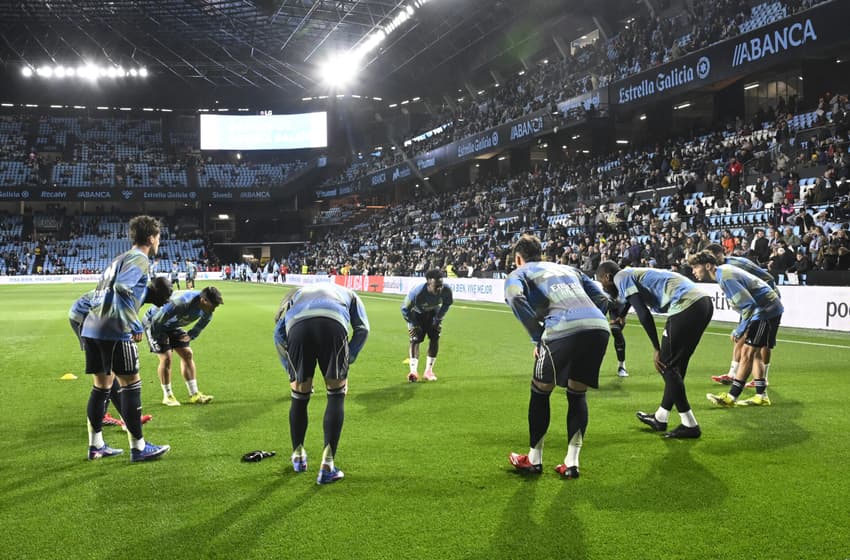 Jogadores do Real Madrid aquecem antes da partida contra o Celta de Vigo, no Estádio Balaídos, pela La Liga (Foto: Miguel Riopa/AFP)