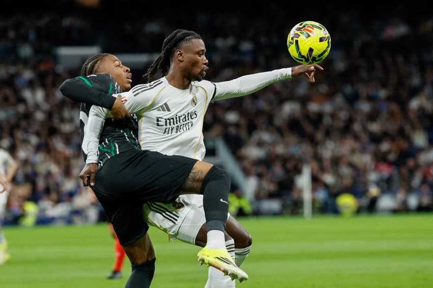 Real Madrid e Elche se enfrentando pela La Liga (Foto: Oscar DEL POZO / AFP)