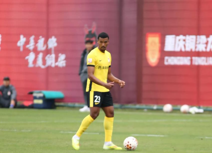 Rezende em ação pelo Qingdao West Coast (Foto: Divulgação)