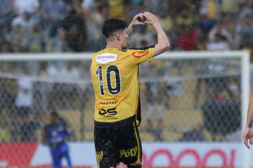 Rômulo, do Novorizontino, comemora seu gol durante partida contra o Santos (Foto: Higor Basso/RP FOTOPRESS/GazetaPress)
