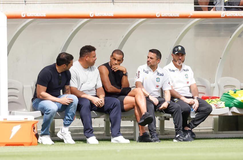 Ronaldo Fenômeno ao lado de Rivaldo em treino da Seleção (Foto: Rafael Ribeiro/CBF)