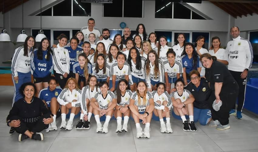 Diego Guacci e jogadoras. (Foto: reprodução/redes sociais)