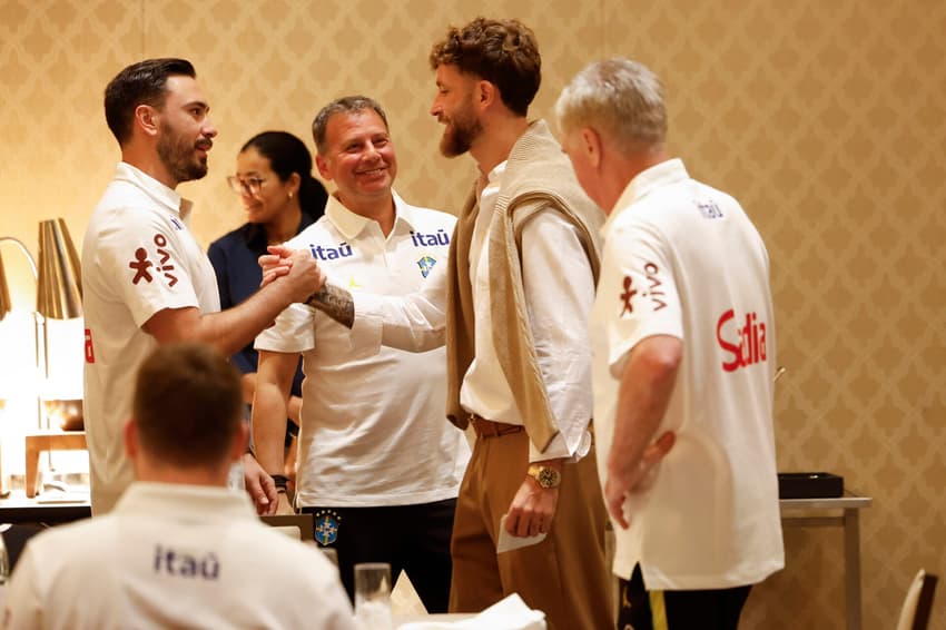 Léo Pereira chega à concentração para os amistosos do Brasil com França e Croácia 