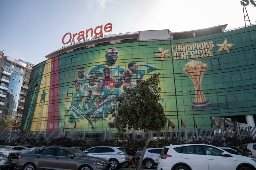 Cartaz da seleção do Senegal com os dizeres "Campeões da África", em Dakar (Foto: Nicolas Remene/AFP)