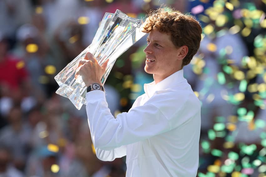 Jannik Sinner comemora vitória em Indian Wells (Foto: MATTHEW STOCKMAN / GETTY IMAGES NORTH AMERICA / Getty Images via AFP)