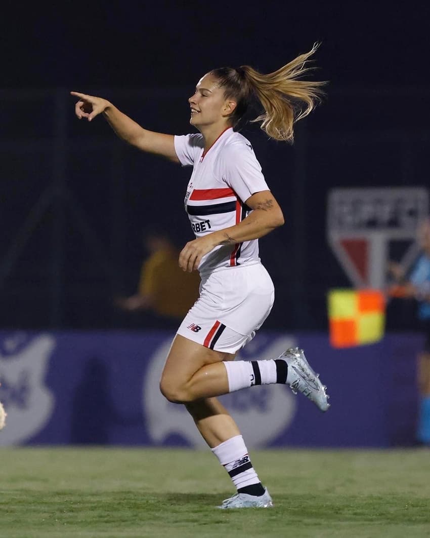 Carol Gil saiu do banco para marcar um dos gols do São Paulo contra o Palmeiras. (Foto: Rubens Chiri/Saopaulofc.net)