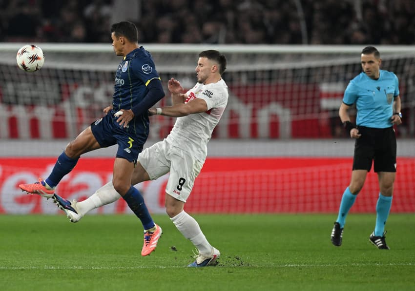 Thiago Silva disputa bola com Ermedin Demirovic em Stuttgart, no jogo de ida das oitavas de final da Europa League. (Foto: Thomas Kienzle/AFP)