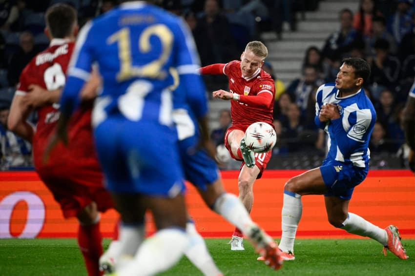 Chris Führich, do Stuttgart, finaliza diante de Thiago Silva, do Porto, durante a partida de volta das oitavas de final da Europa League, no Estádio do Dragão (Foto: Miguel Riopa/AFP)