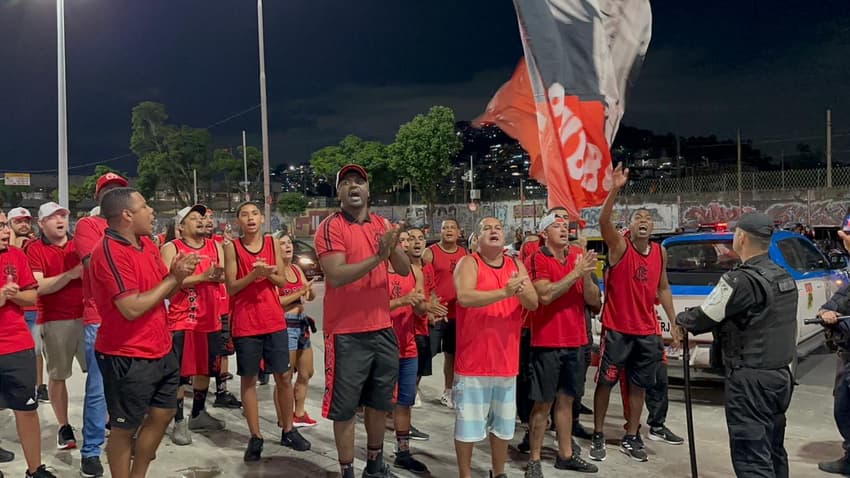 Torcedores do Flamengo protestam na chegada do time ao Maracanã para a semifinal do Carioca com o Madureira (Foto: Lucas bayer/Lance!)