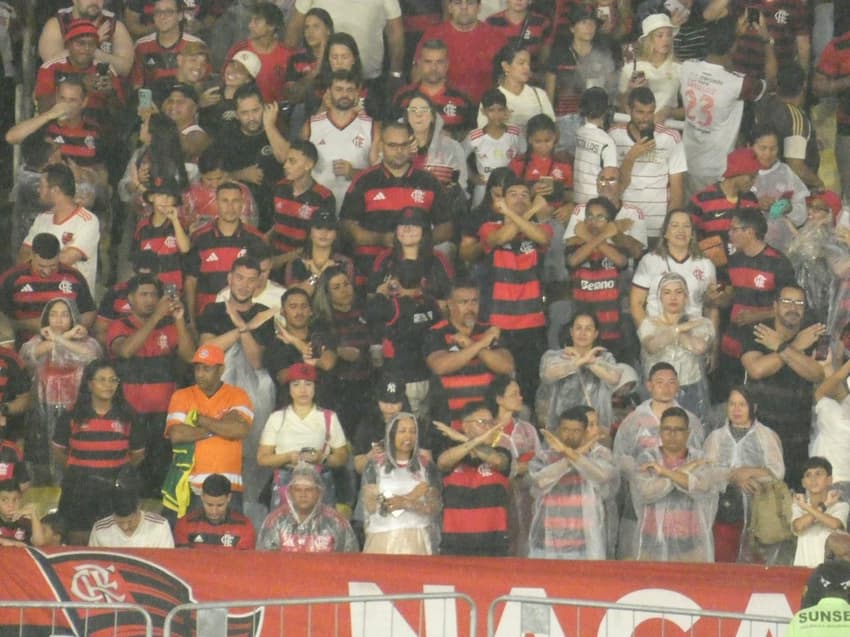 Torcedores do Flamengo na ação contra o racismo (Foto: Lucas Bayer/Lance!)