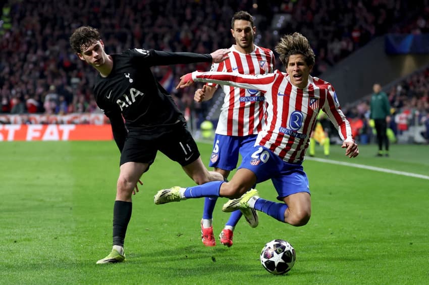 Jogos de hoje: Archie Gray, do Tottenham Hotspur, disputa a bola com, Giuliano Simeone, do Atlético de Madrid, durante a partida de ida das oitavas de final da Champions League, no Metropolitano (Foto: Thomas Coex/AFP)