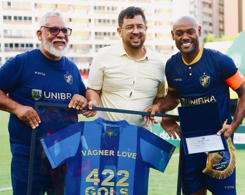Vagner Love recebe homenagem do Retrô (Foto: Divulgação/Retrô)