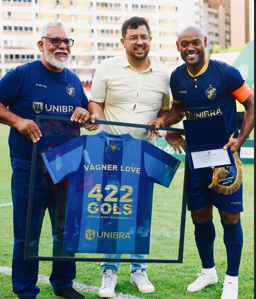 Vagner Love recebe homenagem do Retrô (Foto: Divulgação/Retrô)