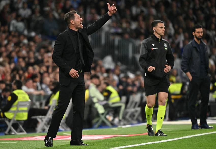 Diego Simeone sob o comando do Atlético de Madrid (Foto: Javier SORIANO / AFP)