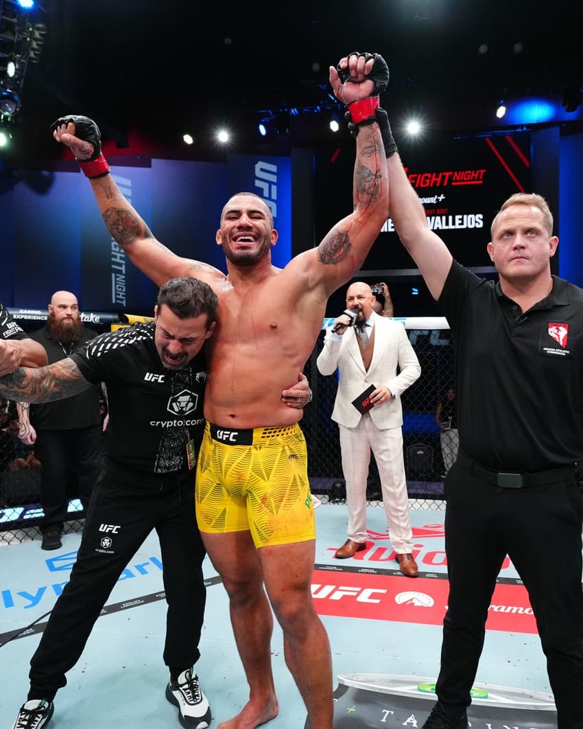 Vitor Petrino em vitória no UFC Vegas 114 (Foto: Reprodução/UFC Brasil)