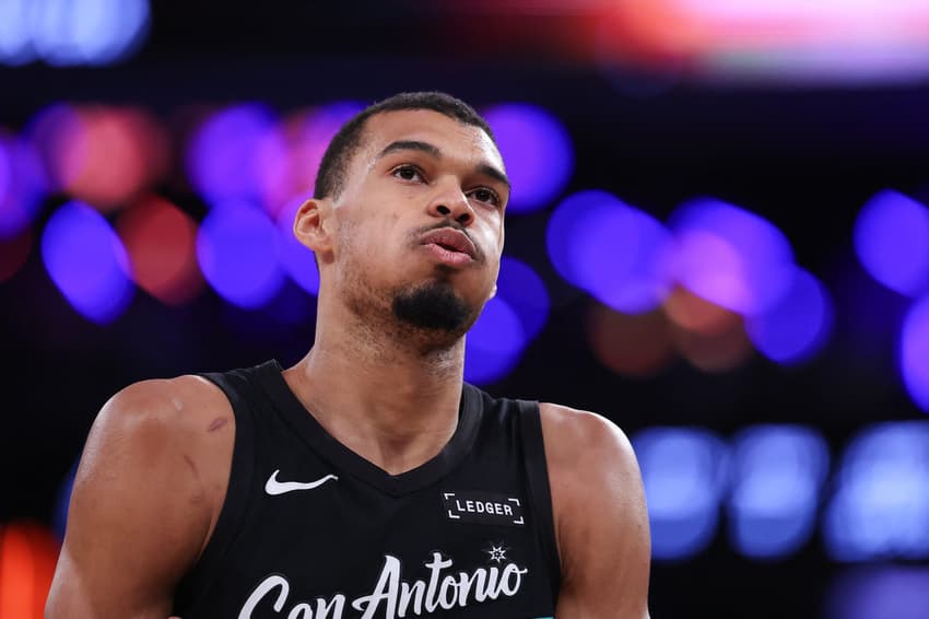 Victor Wembanyama, do San Antonio Spurs, durante jogo da NBA (Foto: Dustin Satloff / GETTY IMAGES NORTH AMERICA / Getty Images via AFP)