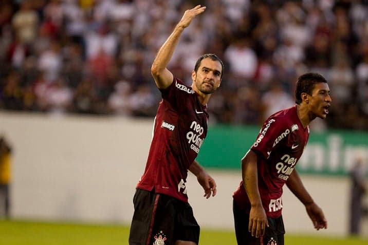 Em 2011, Corinthians lançou camisa em homenagem a São Jorge (Foto: Daniel Augusto Jr./Agência Corinthians)