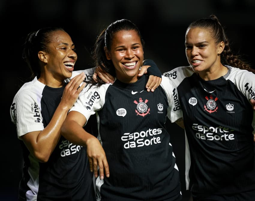 Thaís Ferreira, Vic Albuquerque e Ana Vitória comemoram gol do Corinthians. (Rodrigo Gazzanel/Corinthians)