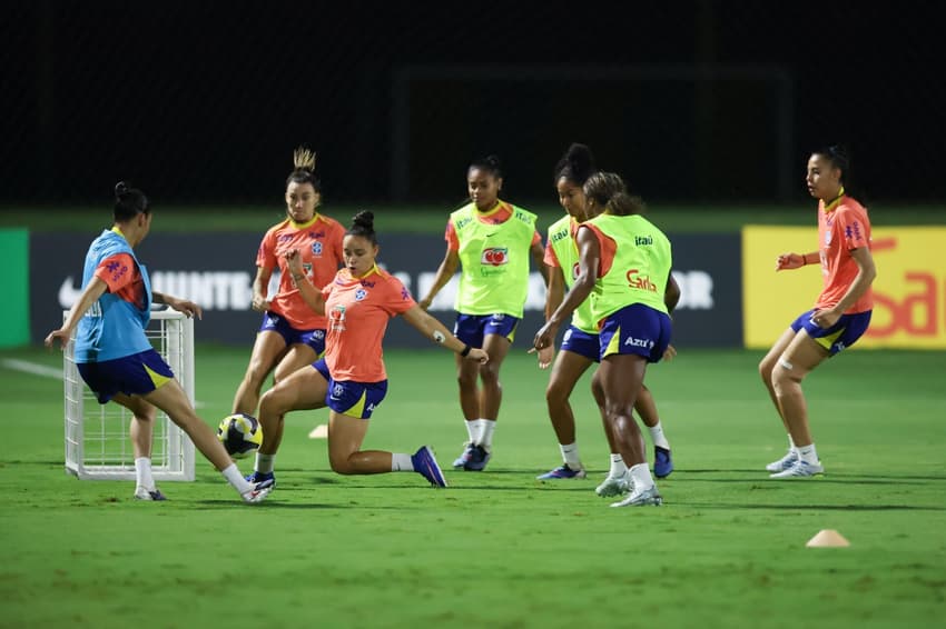 Dudinha tenta bloquear passe durante treino da Seleção Feminina no CT do Cuiabá, na véspera da decisão do FIFA Series contra o Canadá Créditos: Lívia Villas Boas/CBF