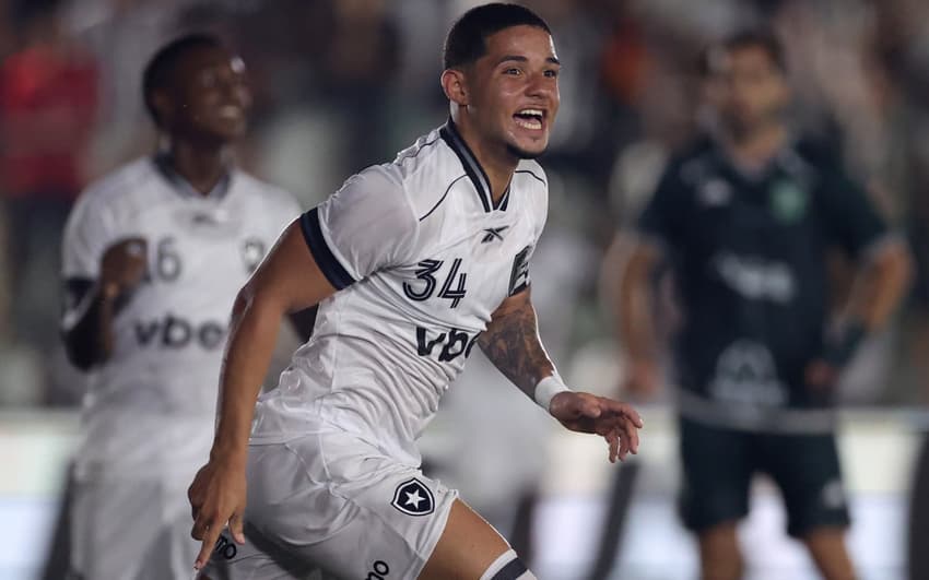Zagueiro de 19 anos conquistou a Taça Rio pelo Botafogo (Foto: Vitor Silva/Botafogo)