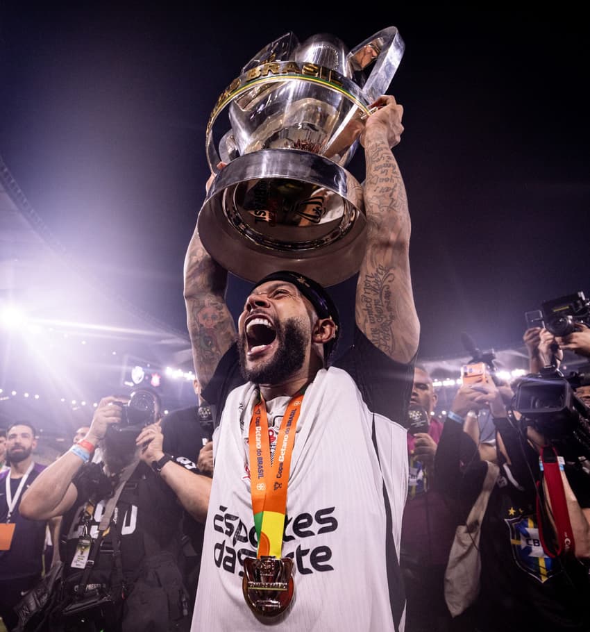 Memphis com a taça da Copa do Brasil (Foto: Rodrigo Coca/Agência Corinthians)