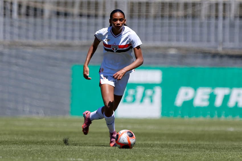 Eloísa conduz bola em jogo do São Paulo. (SPFC/Divulgação)