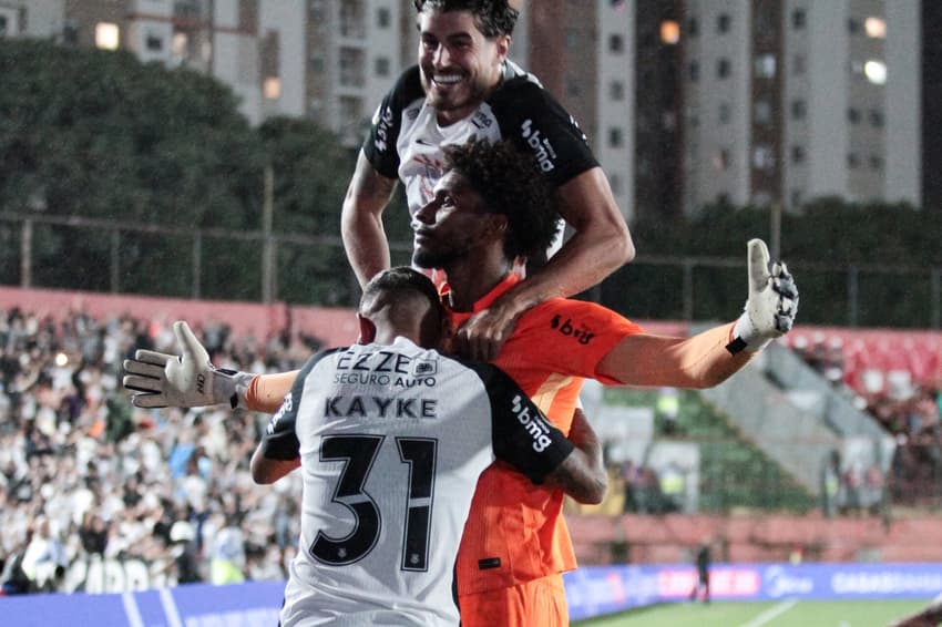 Hugo Souza foi o grande herói da vitória do Corinthians (Foto: Peter Leone/Ofotográfico/Folhapress)