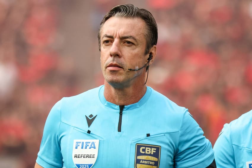 Raphael Calaus será um dos árbitros brasileiros na Copa do Mundo (Foto: Robson Mafra/AGIF/Folhapress)