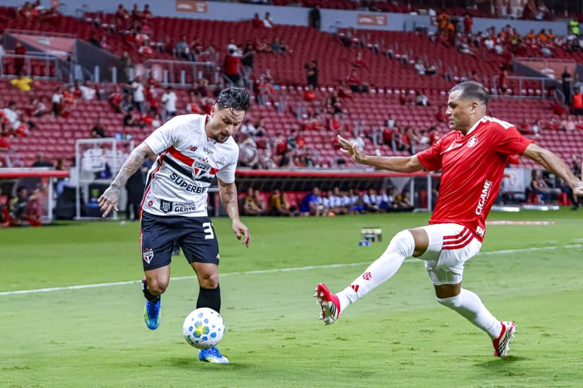 Equipes se enfrentaram no Beira-Rio (Foto: Leonardo Mayer/Agência F8/Folhapress)