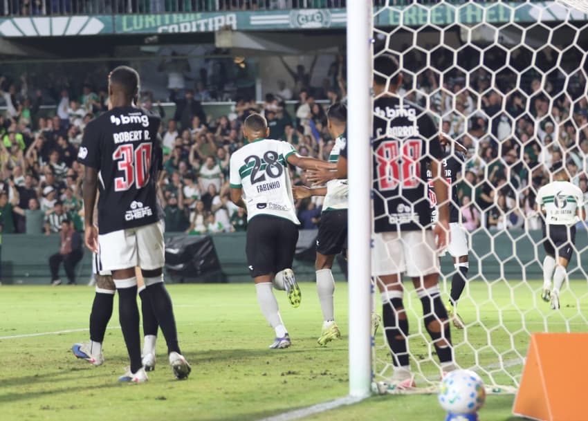 Gol de empate do Coritiba contra o Vasco (Foto: Edson De Souza/Thenews2/Folhapress)