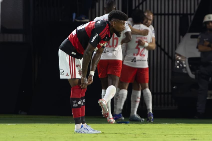 Jogadores do Bragantino comemoram gol contra o Flamengo (Foto: Joisel Amaral/AGIF/Folhapress)