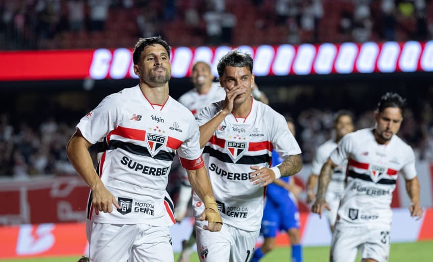 Elenco do São Paulo comemora gol diante do Cruzeiro, no Morumbis