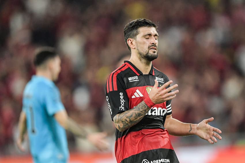 Arrascaeta na partida entre Flamengo e Santos (Foto: Thiago Ribeiro/AGIF/Folhapress)