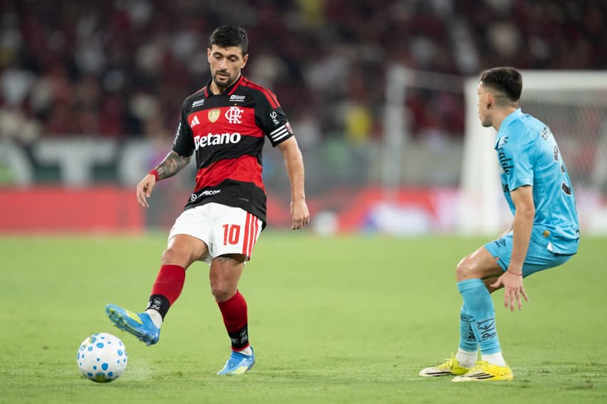 Pênalti cavado pelo camisa 10 garante virada do Flamengo (Foto: Jorge Rodrigues/AGIF/Folhapress)