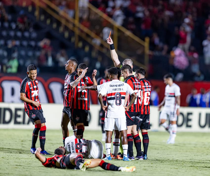 Lucas Ramon foi expulso na partida entre Vitória x São Paulo (Foto: Renato Alexandre/Agência F8/Folhapress)