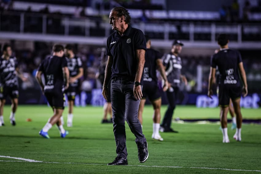 Cuca na Vila Belmiro durante duelo entre o Santos e o Atlético-MG. (Foto: Marcus Viniccius/MyPhoto Press/Folhapress)