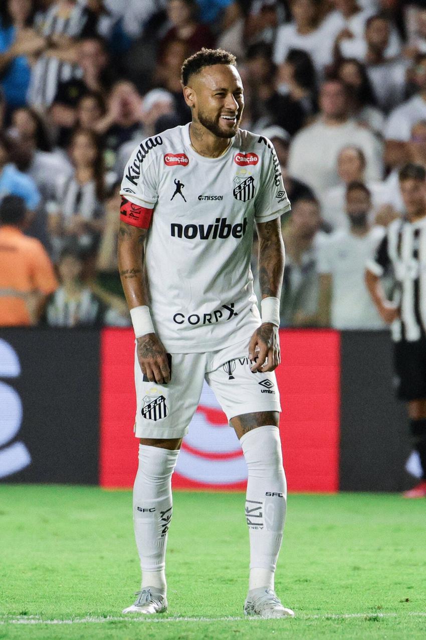 Neymar foi titular na vitória do Santos diante do Atlético-MG. (Foto de Marco Buenavista/Sports Press Photo)