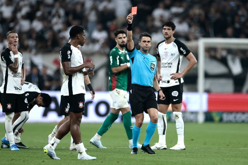 André foi expulso ainda na primeira etapa do clássico entre Corinthians e Palmeiras, na Neo Química Arena, pelo Campeonato Brasileiro (Foto: Marcello Zambrana/AGIF/Folhapress)