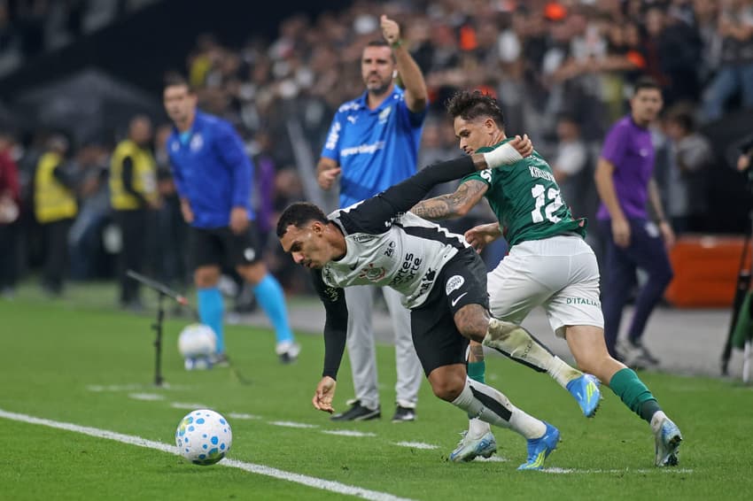 Matheuzinho, lateral do Corinthians, foi expulso já na segunda etapa do clássico contra o Palmeiras, na Neo Química Arena, pelo Campeonato Brasileiro, por agressão (Foto: André Cardoso / DiaEsportivo / Folhapress)